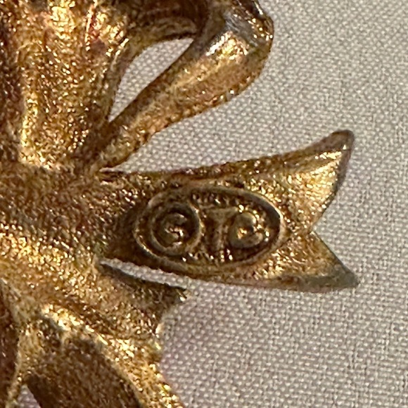 Elegant Candy Apple Red and Gold Bow Brooch - Vintage Tanya Creations - Signed - Picture 4 of 4